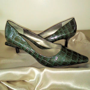 BANDOLINO Green Croc Kitten Heels Wmn's Sz 8.5